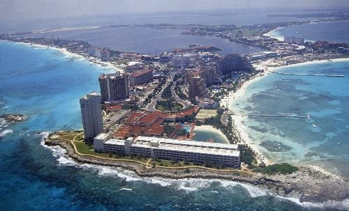 Cancun coastal development. (c) Wolcott Henry 2005/Marine Photobank